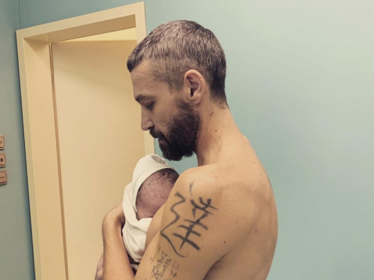 У солиста группы Uma2rman родился шестой ребенок: первые фото