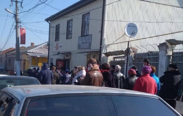 В Первомайске образовалась километровая очередь к открывшемуся рынку