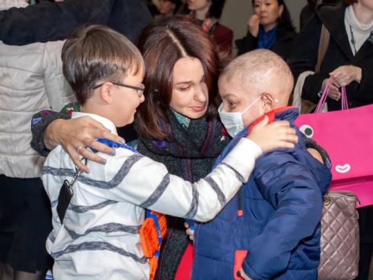 9-летний Никита Федоренко, которого спасали читатели ФАКТОВ, вернулся в Украину после пересадки костного мозга (фото)
