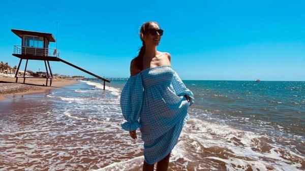 Катя Осадчая в романтичном платье позировала у моря
