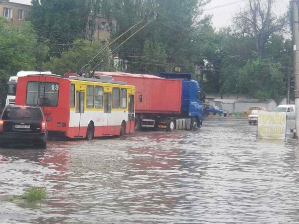 Дождь затопил две улицы в Одессе. Фото