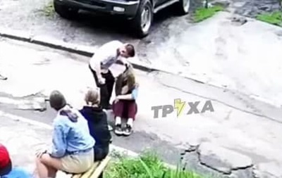 В Харькове подросток жестоко избил девушку