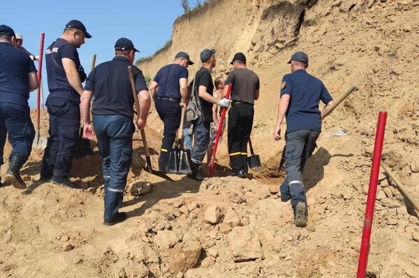 Оползень в Лебедевке: поиски людей продолжаются, а обвал может повториться 