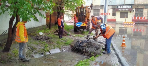 Дождь затопил две улицы в Одессе. Фото