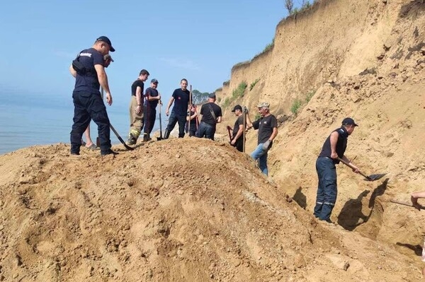 Оползень в Лебедевке: поиски людей продолжаются, а обвал может повториться 