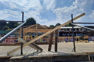 Жуткое зрелище: что скрывается под новым настилом на пляже в Аркадии