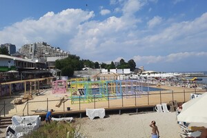Жуткое зрелище: что скрывается под новым настилом на пляже в Аркадии