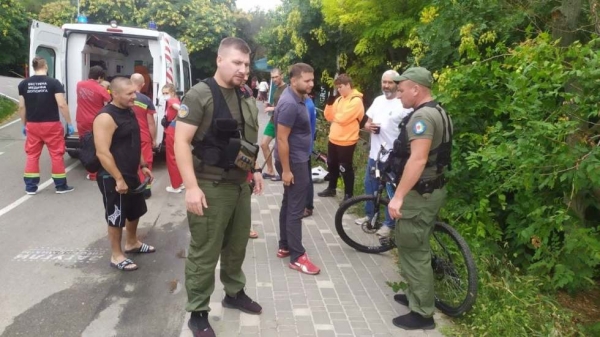 Пожилой велосипедист сбил коляску с ребёнком на Трассе здоровья и угодил в больницу 