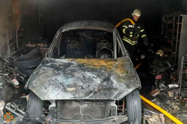 В Одессе сгорел гараж вместе с автомобилем. Фото