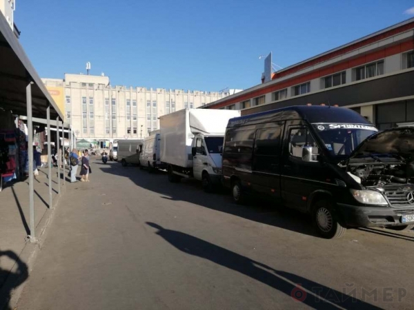 Торговцев заменили их машины: улица Привозная превратилась в большую парковку