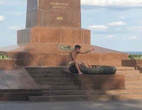 В Одессе остановили голого мужчину, который сидел у «вечного огня». Фото
