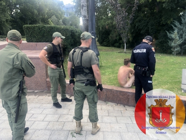 В Одессе остановили голого мужчину, который сидел у «вечного огня». Фото