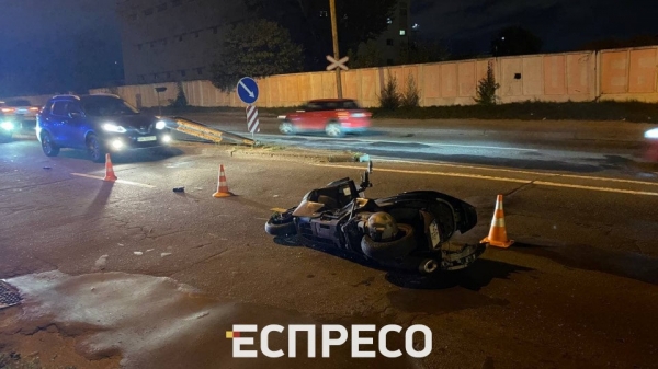 Смертельное ДТП в Киеве: скутер влетел в отбойник
