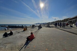 В Одессе снова лето: отдыхающие заполонили пляж "Ланжерон"