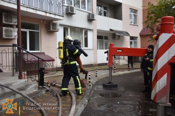 В многоэтажке на Фонтане произошел пожар: загорелась шахта лифта. Фото