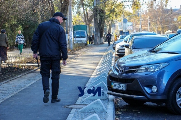 На Черняховского начали штрафовать за парковку «ёлочкой»
