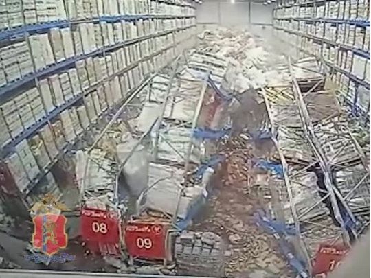 Крах на складі: в Росії на працівника обвалилася лавина ящиків з алкоголем