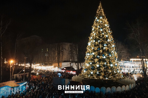 Главную елку Одессы признали одной из самых красивых в Украине