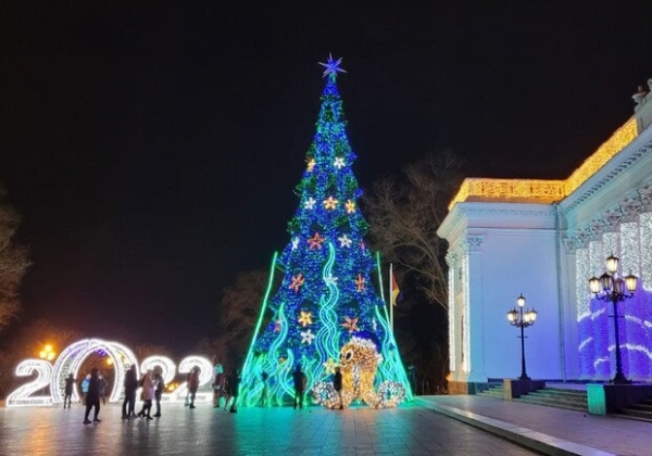 Главную елку Одессы признали одной из самых красивых в Украине