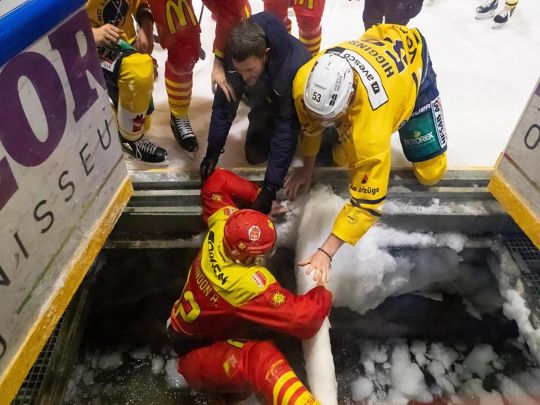 Під час матчу чемпіонату з хокею гравці провалилися під лід: фотофакт