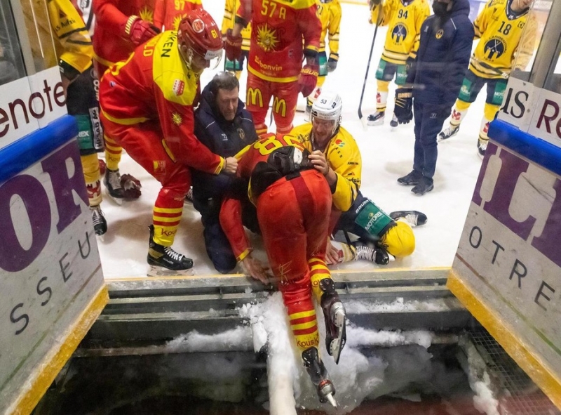 Під час матчу чемпіонату з хокею гравці провалилися під лід: фотофакт