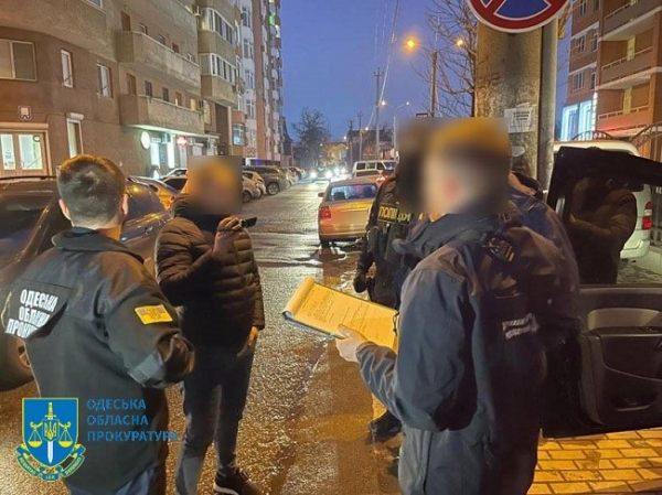 Одесские пожарные вымогали 400 долларов и 3000 гривен у владельца автозаправки