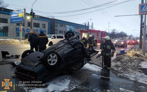 В Днепре в ДТП авто с женщиной и ребенком перевернулось на крышу