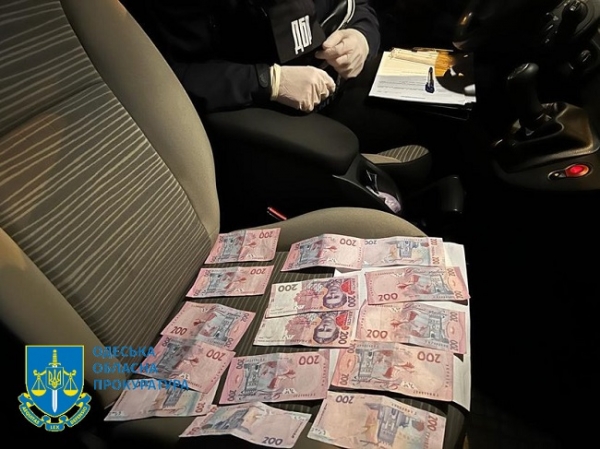Одесские пожарные вымогали 400 долларов и 3000 гривен у владельца автозаправки