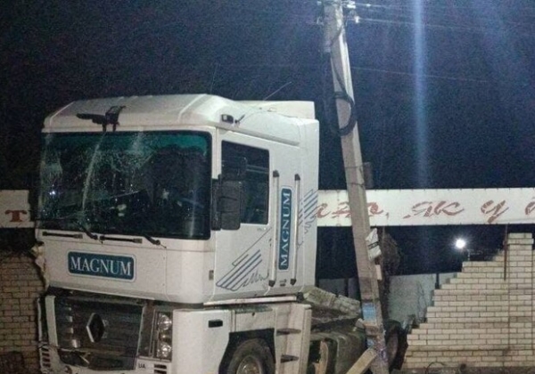 В Сухом лимане тягач сбил дорожный знак и врезался в дом