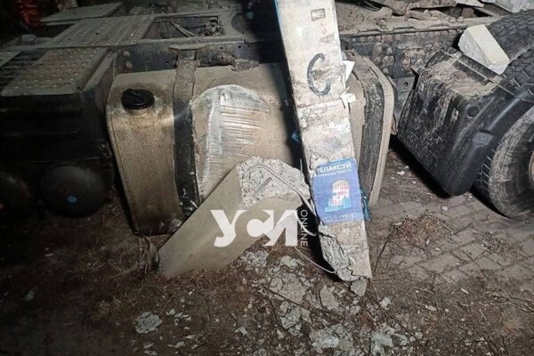 В Сухом лимане тягач сбил дорожный знак и врезался в дом