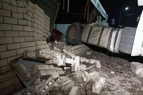 В Сухом лимане тягач сбил дорожный знак и врезался в дом