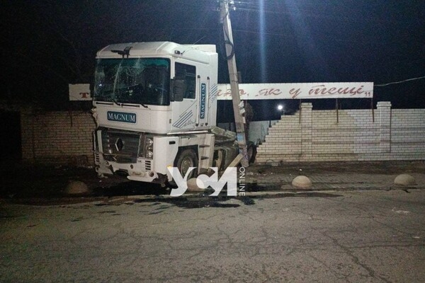 В Сухом лимане тягач сбил дорожный знак и врезался в дом