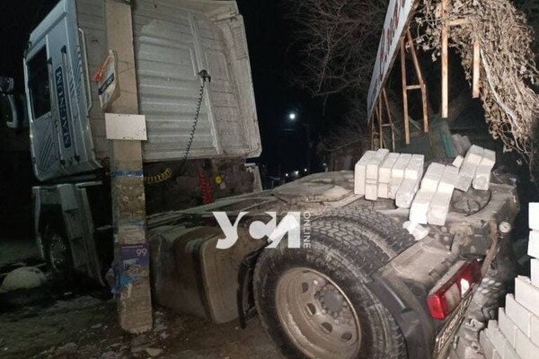 В Сухом лимане тягач сбил дорожный знак и врезался в дом