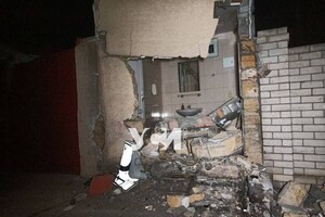 В Сухом лимане тягач сбил дорожный знак и врезался в дом