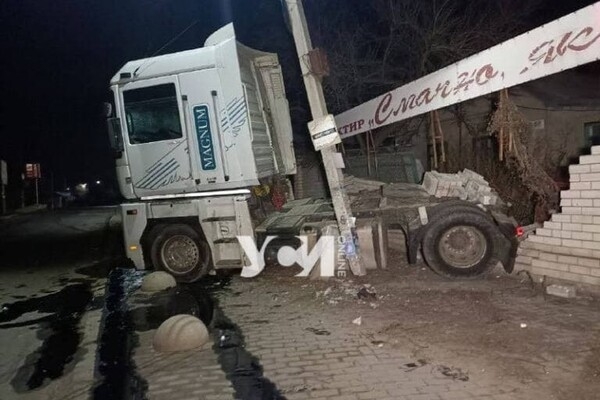 В Сухом лимане тягач сбил дорожный знак и врезался в дом