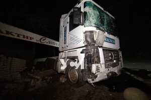 В Сухом лимане тягач сбил дорожный знак и врезался в дом