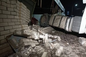 В Сухом лимане тягач сбил дорожный знак и врезался в дом