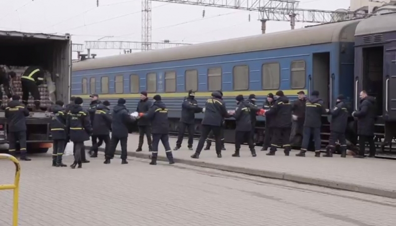 Сотні тонн гуманітарної допомоги прямують до найбільш постраждалих регіонів України — ОП