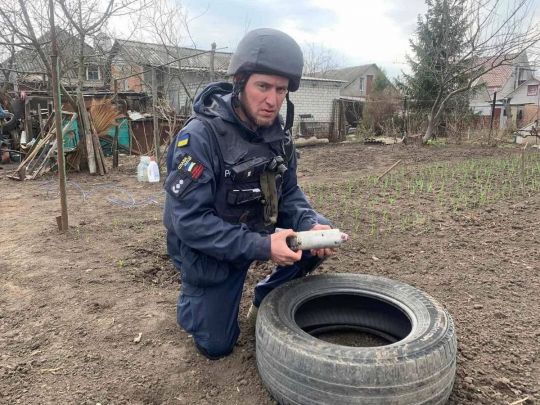 Знайшов і вирішив покласти у кишеню: під Херсоном касетний снаряд убив хлопця та покалічив його товариша