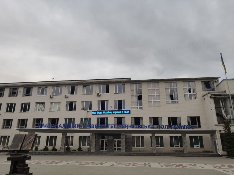 «Ми у черзі за хлібом по три години під обстрілами вистоювали, а тепер гріх жалітися!»: як живе Чернігів після осади рашистів