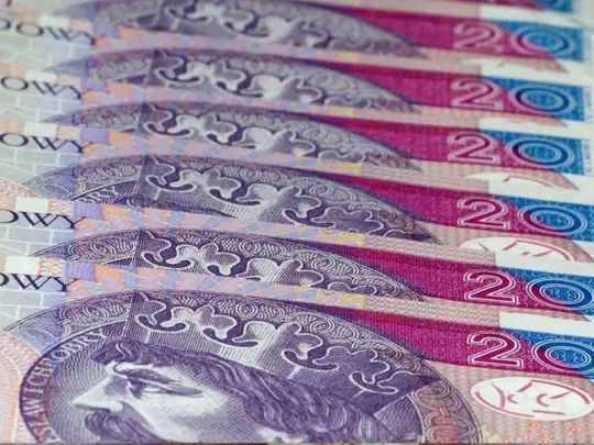 Частина українців у Польщі отримають додатково по 1500 злотих допомоги: хто може на неї розраховувати