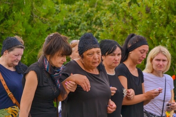 "Почему Россия хочет нас убивать?": в Одесской области простились с четырьмя погибшими в Сергеевке