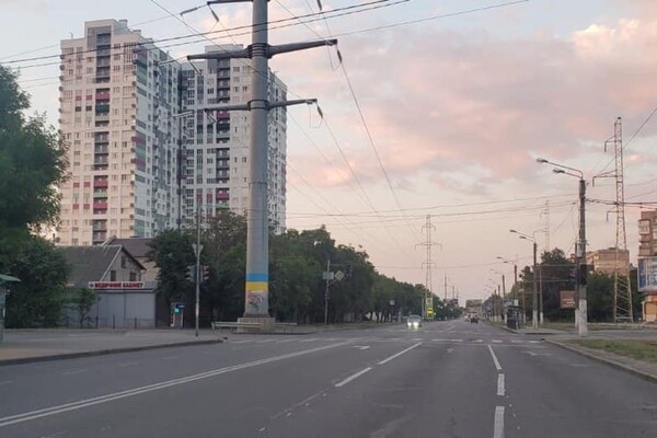 Одесские коммунальщики наносят разметку и устанавливают столбики