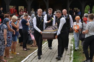 "Почему Россия хочет нас убивать?": в Одесской области простились с четырьмя погибшими в Сергеевке