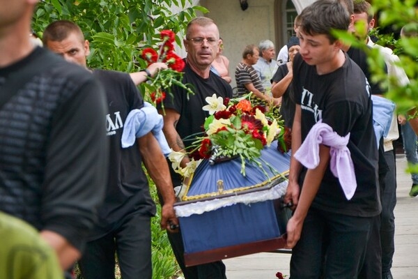 "Почему Россия хочет нас убивать?": в Одесской области простились с четырьмя погибшими в Сергеевке
