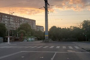 Одесские коммунальщики наносят разметку и устанавливают столбики