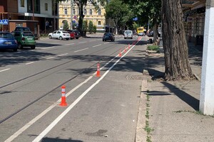 Одесские коммунальщики наносят разметку и устанавливают столбики