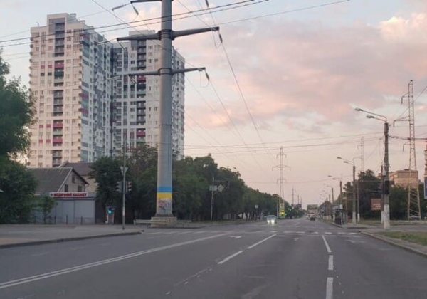 Одесские коммунальщики наносят разметку и устанавливают столбики