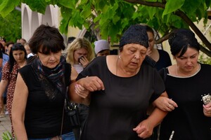 "Почему Россия хочет нас убивать?": в Одесской области простились с четырьмя погибшими в Сергеевке