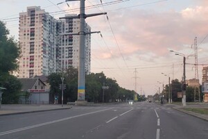 Одесские коммунальщики наносят разметку и устанавливают столбики